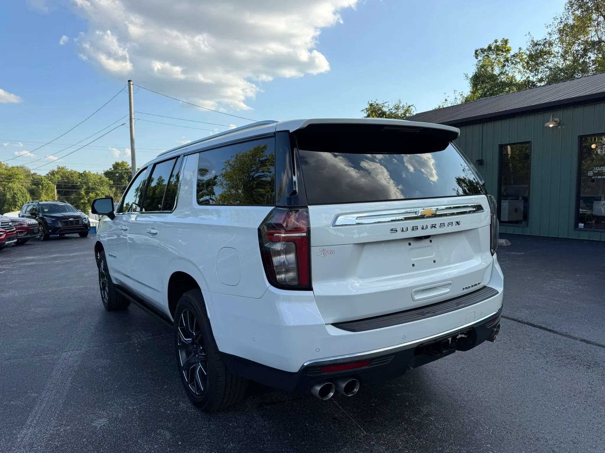 Used 2023 Chevrolet Suburban Premier w/ Advanced Technology Package AWD/4WD image 4