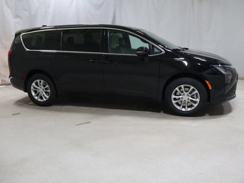 New 2027 Chrysler Pacifica Select AWD/4WD image 7
