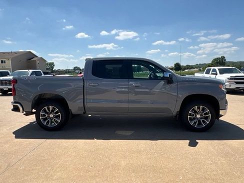 Used 2024 Chevrolet Silverado 1500 LT AWD/4WD image 2