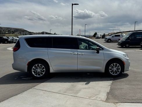 New 2026 Chrysler Pacifica Select AWD/4WD image 6
