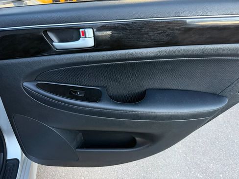 Used 2013 Hyundai Genesis 3.8 RWD image 19