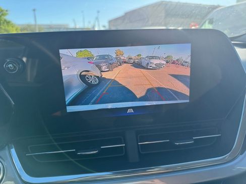 Used 2025 Chevrolet Trax LT w/ LT Convenience Package image 17