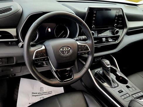 Used 2020 Toyota Highlander XLE image 25