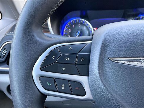 Used 2023 Chrysler Pacifica Limited FWD image 17