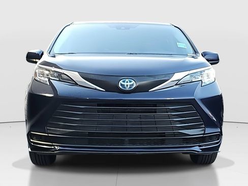 Certified 2021 Toyota Sienna LE FWD image 2