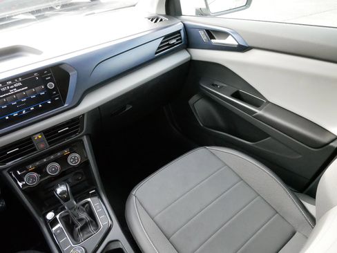 Certified 2023 Volkswagen Taos SE w/ Panoramic Sunroof Package image 11