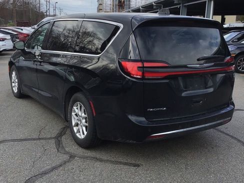 Used 2023 Chrysler Pacifica Touring-L image 3
