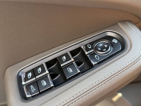 Certified 2025 Porsche Macan AWD/4WD image 16