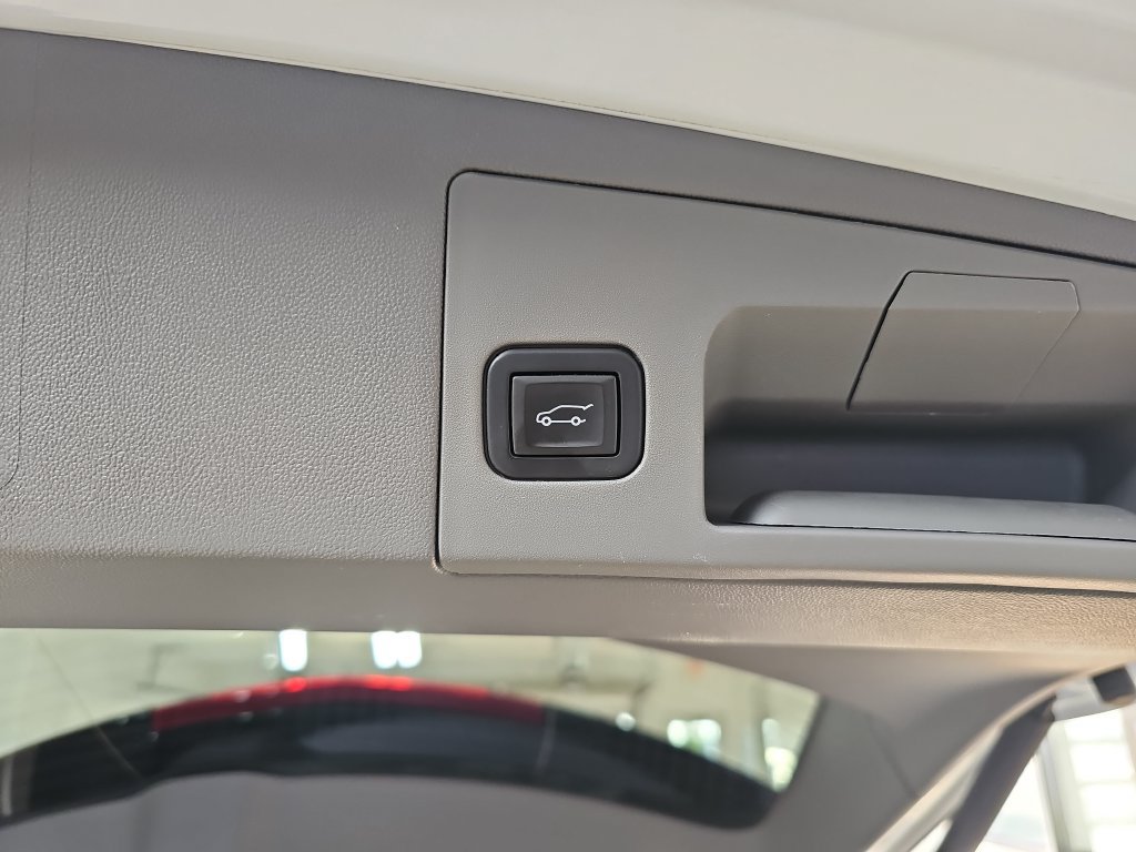 Used 2024 Cadillac XT5 Premium Luxury w/ LPO, Floor Liner Package AWD/4WD image 17