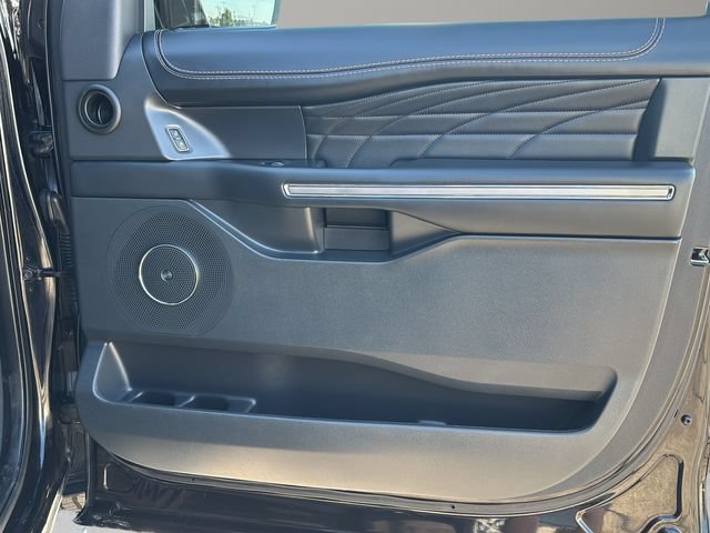 Used 2022 Ford Expedition Platinum AWD/4WD image 9