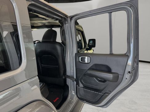 Used 2018 Jeep Wrangler Unlimited Sahara AWD/4WD image 27