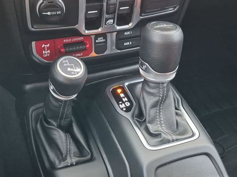 Used 2025 Jeep Gladiator Mojave AWD/4WD image 15