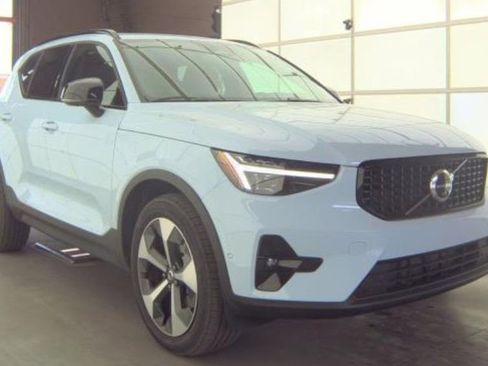 Used 2026 Volvo XC40 B5 Plus image 2