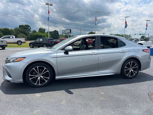 Used 2018 Toyota Camry SE FWD image 3