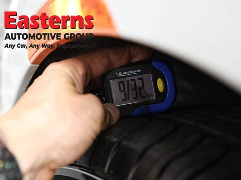 Used 2024 Chrysler Pacifica Select image 26