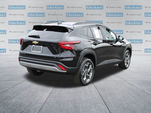 Used 2025 Chevrolet Trax LT w/ LT Convenience Package image 3