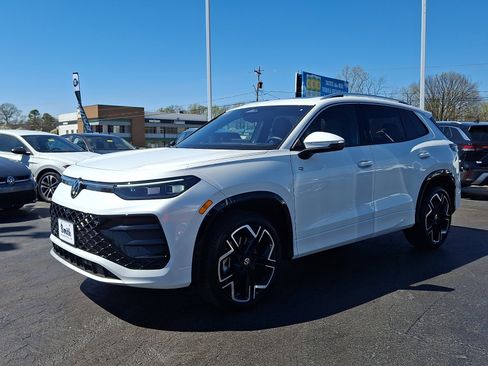 Certified 2025 Volkswagen Tiguan SEL R-Line AWD/4WD image 3