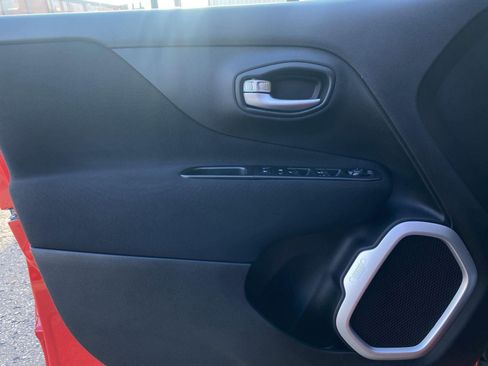 Used 2019 Jeep Renegade Latitude w/ Cold Weather Group image 13