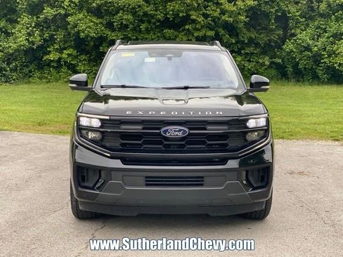 Used 2025 Ford Expedition Max Active AWD/4WD image 2