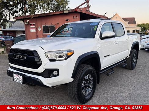 Used 2017 Toyota Tacoma TRD Off-Road image 2