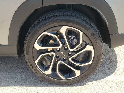 Used 2025 Chevrolet Trax RS w/ Sunroof Package FWD image 12