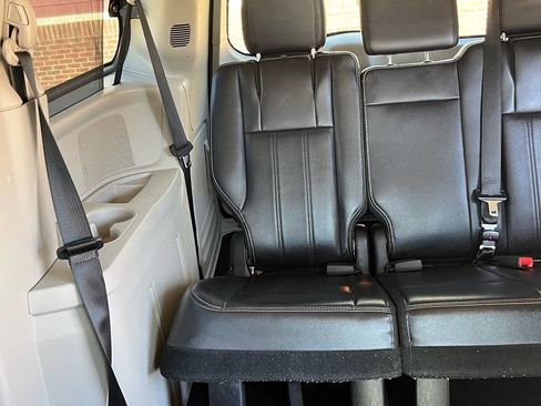 Used 2011 Chrysler Town & Country Touring-L image 29