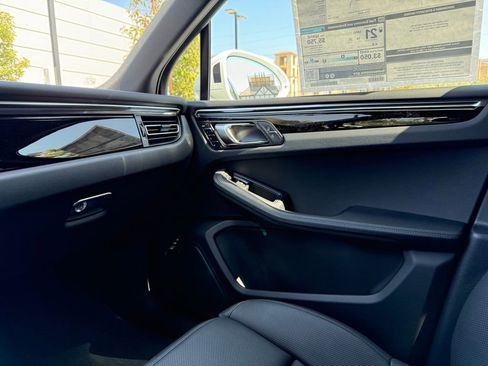Used 2025 Porsche Macan image 24