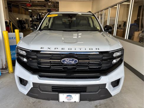 Used 2025 Ford Expedition Active AWD/4WD image 3