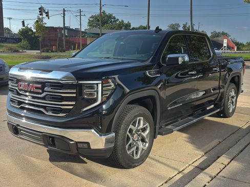 Used 2024 GMC Sierra 1500 SLT w/ SLT Premium Plus Package AWD/4WD image 4