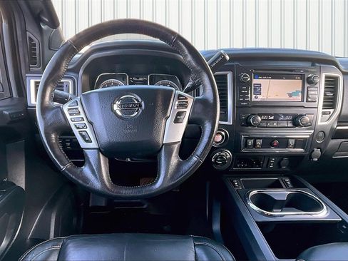 Used 2018 Nissan Titan SV image 9