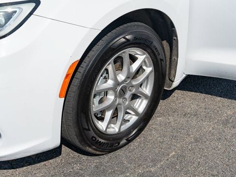 Used 2024 Chrysler Pacifica Touring-L FWD image 11