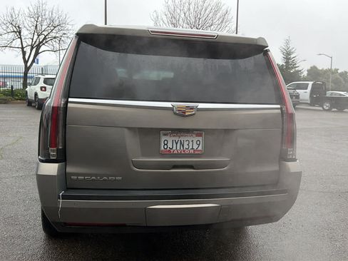 Used 2019 Cadillac Escalade ESV Premium Luxury image 6