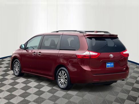 Used 2018 Toyota Sienna XLE image 4