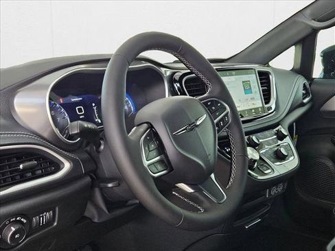 New 2025 Chrysler Pacifica Select w/ Fav Edition Package image 3