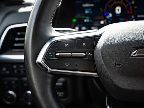 Used 2025 Chevrolet Suburban Z71 w/ Comfort Package image 31