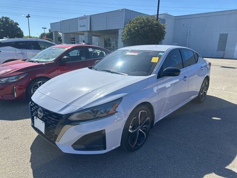 Used 2025 Nissan Altima 2.5 SR FWD image 3