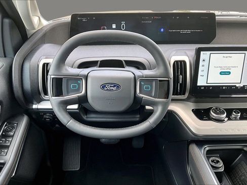 Used 2025 Ford Expedition Active AWD/4WD image 2