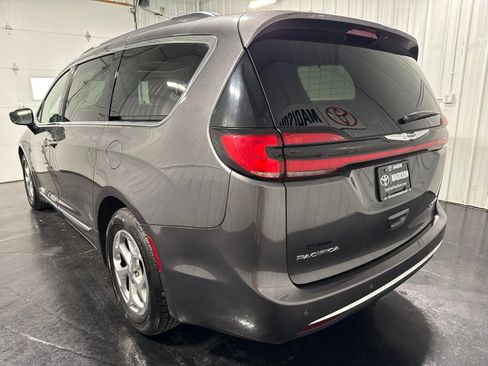 Used 2023 Chrysler Pacifica Limited FWD image 3