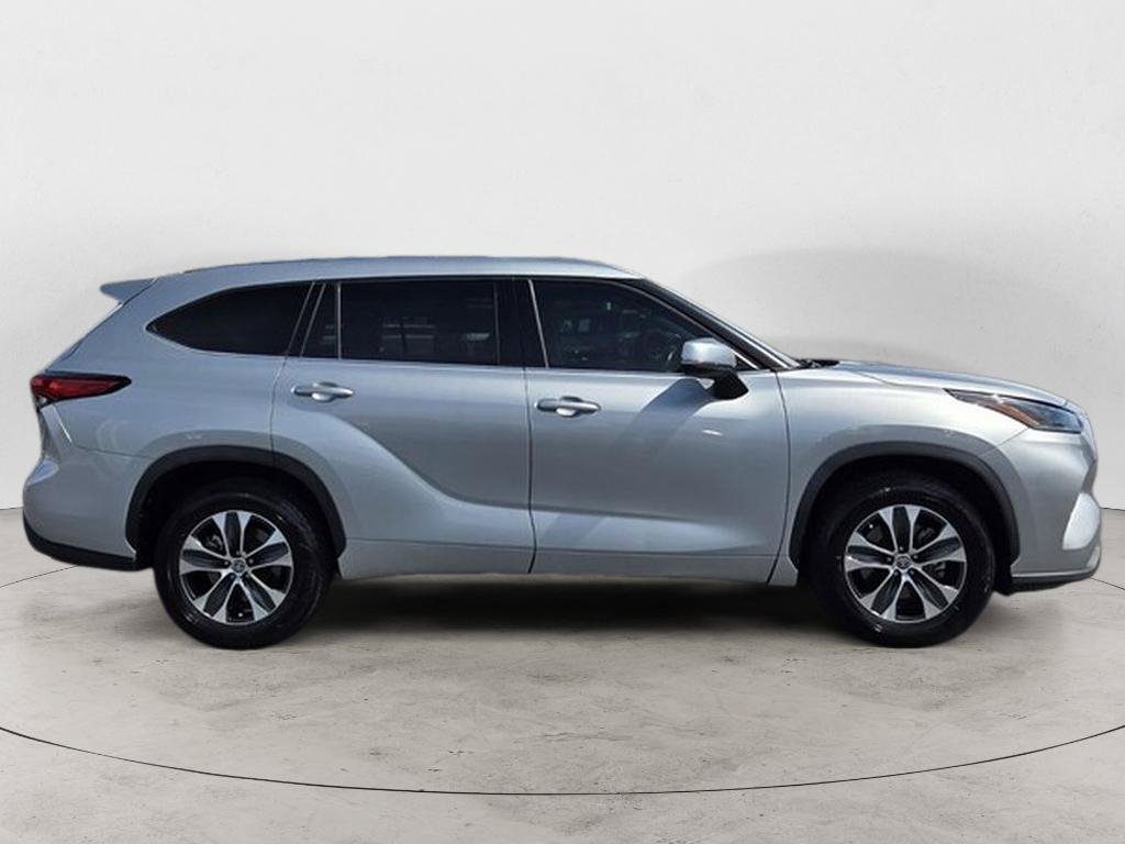 Used 2021 Toyota Highlander XLE FWD image 2