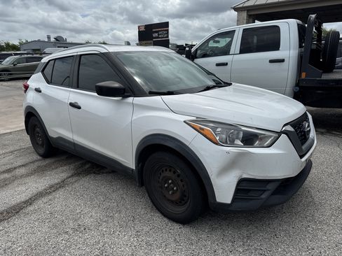 Used 2018 Nissan Kicks S FWD image 1