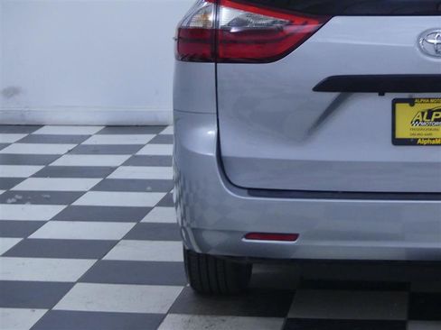 Used 2020 Toyota Sienna L FWD image 26