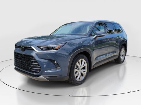 Certified 2024 Toyota Grand Highlander FWD image 3
