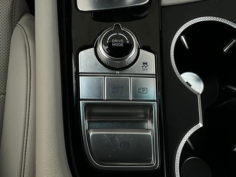 Used 2025 Genesis G70 2.5T image 23