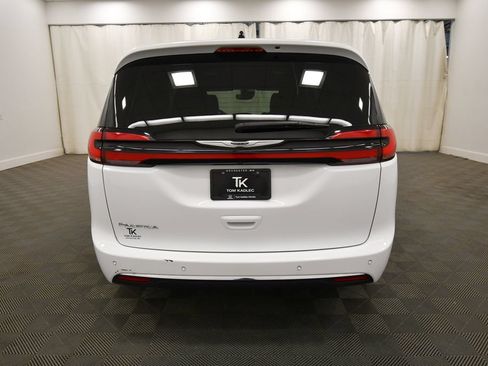 Used 2025 Chrysler Pacifica Select FWD image 7