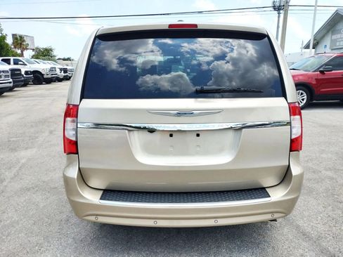 Used 2014 Chrysler Town & Country Touring-L w/ Driver Convenience Group FWD image 6