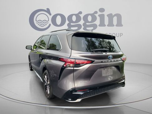 Used 2022 Toyota Sienna XSE FWD image 4