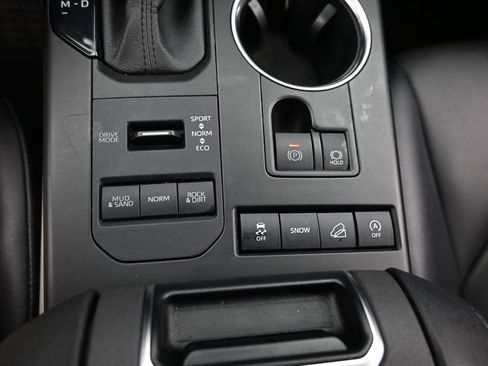 Used 2021 Toyota Highlander XLE AWD/4WD image 24