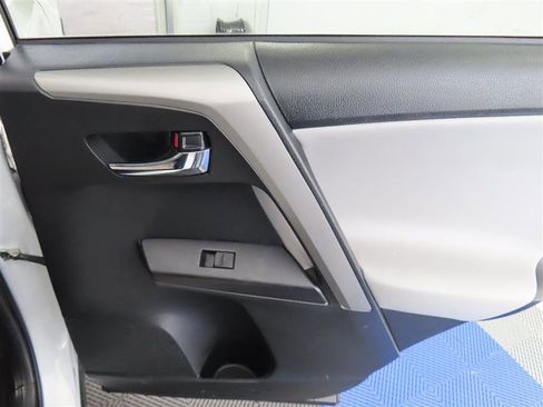 Used 2018 Toyota RAV4 XLE AWD/4WD image 33