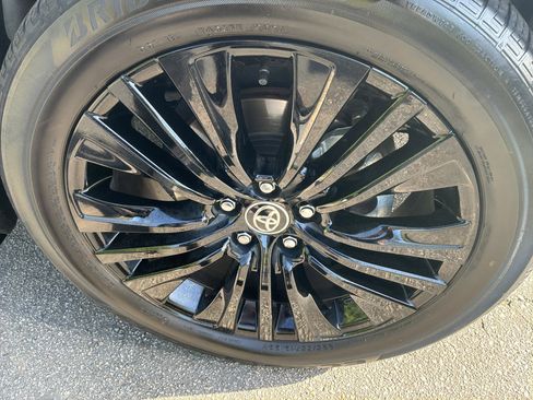 Used 2024 Toyota Venza Nightshade image 13