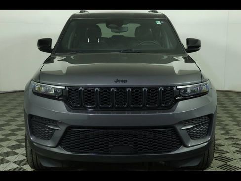 Used 2022 Jeep Grand Cherokee Altitude AWD/4WD image 10